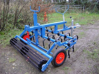 5ft wide towing, with large diameter pneumatic transport wheels